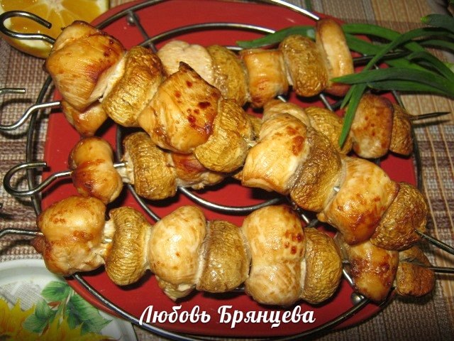 Рецепт: Шашлычки на шпажках из куриного филе и шампиньонов