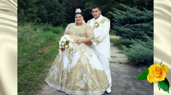 У этой девушки было золотое платье на свадьбе