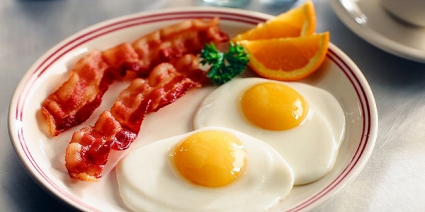 Что приготовить на завтрак из яиц — подборка интересных рецептов